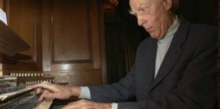 L’ORGANO: Il Re è vivo. Lunga vita al Re. Dopo aver letto le quattrocento pagine scritte da Jean Guillou, “L’organo. Memoria e futuro”, Edizioni Carrara Bergamo, € 28, il cantico di lode sorge spontaneo. L’ORGANO: Il Re è vivo. Lunga vita al Re. Dopo aver letto le quattrocento pagine scritte da Jean Guillou, “L’organo. Memoria e futuro”, Edizioni Carrara Bergamo, € 28, il cantico di lode sorge spontaneo.