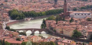 Verona“APERITIVO A  LUME DI CANDELA…PASSEGGIANDO DA PONTE GARIBALDI A VIA ROSA” E “COLAZIONE IN VIA PONTE PIETRA…PASSEGGIANDO LA DOMENICA MATTINA”