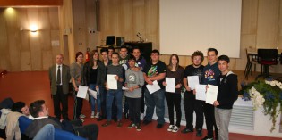Desenzano del Garda (Bs): ALL’ITCG BAZOLI CORSO DI ANTINFORTUNISTICA NELLA CLASSE 5 GEOMETRI Desenzano del Garda (Bs): ALL’ITCG BAZOLI CORSO DI ANTINFORTUNISTICA NELLA CLASSE 5 GEOMETRI