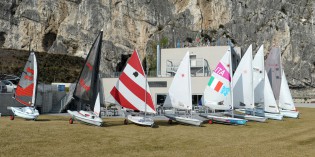 Campione sul Garda (Bs): 260 LASER IN REGATA A CAMPIONE DEL GARDA Campione sul Garda (Bs): 260 LASER IN REGATA A CAMPIONE DEL GARDA