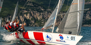 Lago di Garda: ASSO 99 sempre nel vento