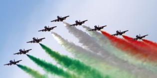 LAGO DI GARDA: LE FRECCE TRICOLORI TORNANO A PESCHIERA LAGO DI GARDA: LE FRECCE TRICOLORI TORNANO A PESCHIERA