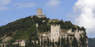 ARCO: SI ACCENDE LA MAGIA CON GLI APERITIVI AL CASTELLO DELLA STRADA DEL VINO E DEI SAPORI DEL TRENTINO ARCO: SI ACCENDE LA MAGIA CON GLI APERITIVI AL CASTELLO DELLA STRADA DEL VINO E DEI SAPORI DEL TRENTINO