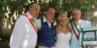 TORRI DEL BENACO: AGOSTINO DANESE CELEBRA IL MILLESIMO MATRIMONIO L’AMMINISTRAZIONE LO OMAGGIA