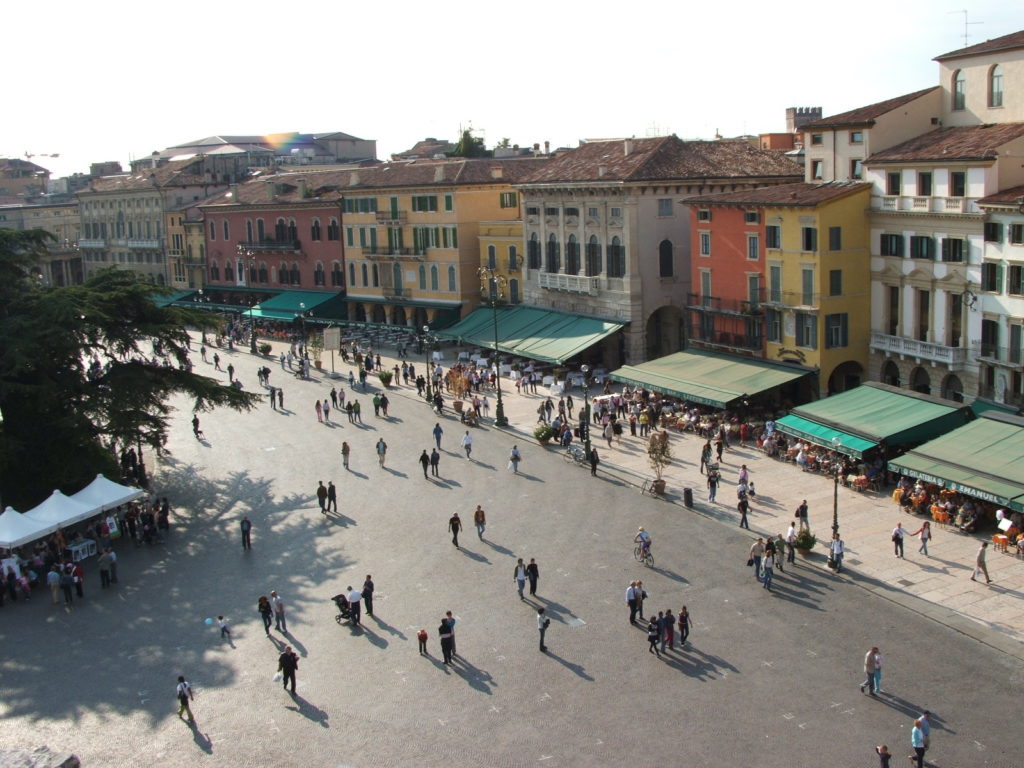 Verona_-_Piazza_Bra