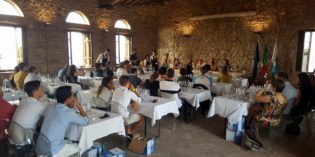 Castello in Bianco, un successo la seconda edizione: viaggio tra i vini bianchi con 45 produttori che hanno portato a Desenzano del Garda oltre 100 etichette e attirato 1000 persone