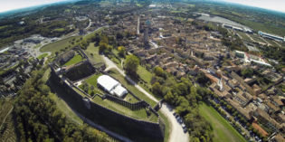 Lonato del Garda: IL CUBO SULLA ROCCA Lonato del Garda: IL CUBO SULLA ROCCA