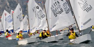 CAMPIONE DEL GARDA – GARGNANO: in acqua gli optimist con i ragazzi under 15