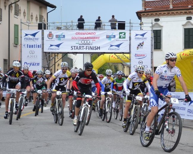 Gilberto Simoni vincitore di due Giri DItalia in azione alla partenza della Southgardabike