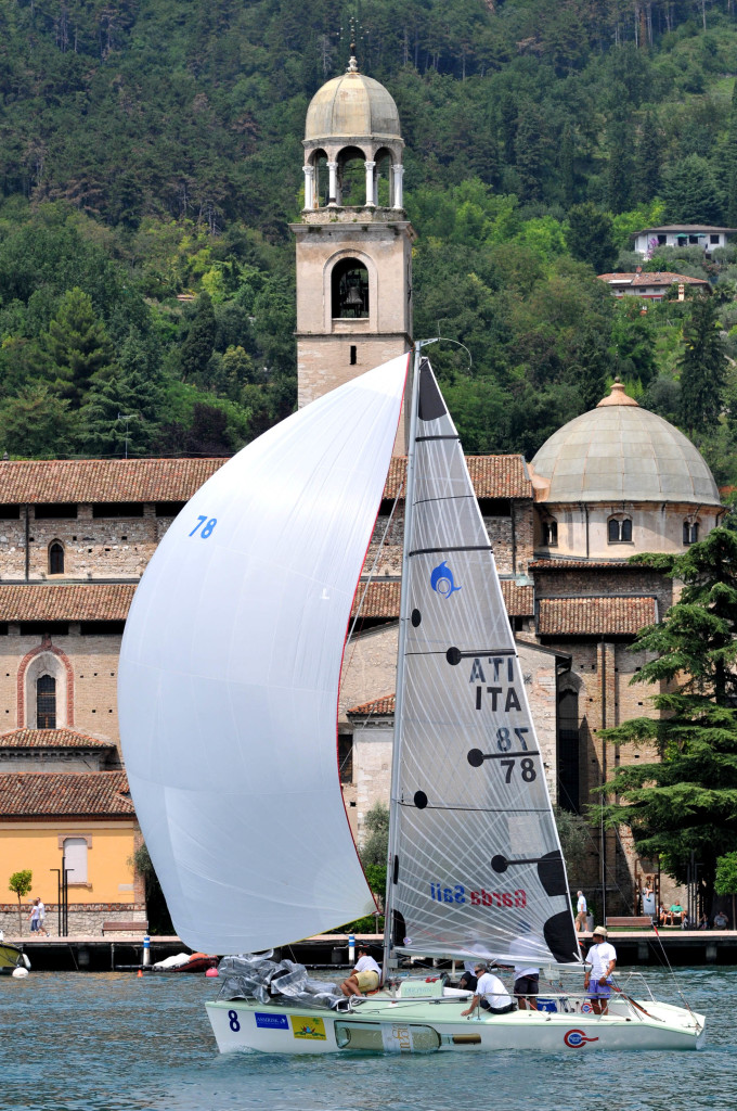 SALO' SAIL MEETING NELLA FOTO  DOLPHIN BARAIMBO DUE    2011/07/16 WWW.GARDAHD.IT