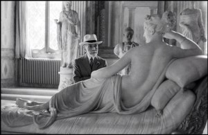 ITALY. Rome. Borghese Gallery. 1955. Bernhard BERENSON, American art collector of Lithuanian origin, looking at Pauline Borghese by Antonio Canova.