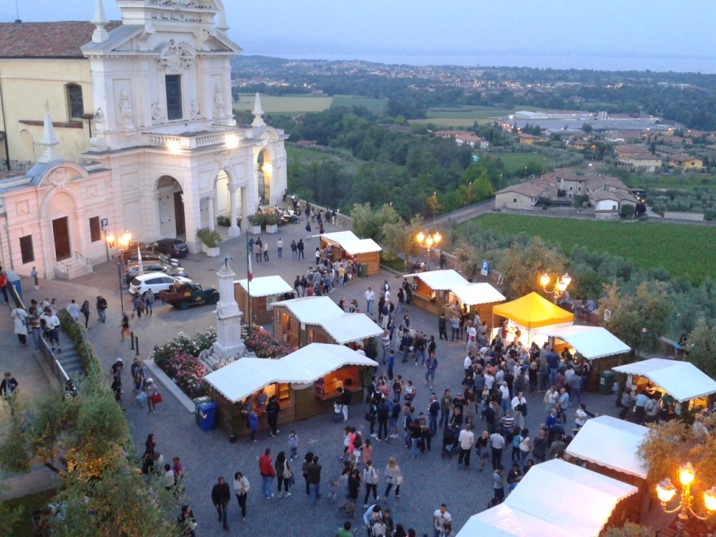 Una suggestiva veduta serale della Fiera di Polpenazze