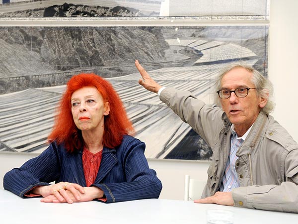 Christo-e-Jean-Claude-davanti-al-progetto-per-Over-the-river-2