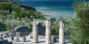 Lago di Garda, SIRMIONE: NUOVE APERTURE ESTIVE DELLE GROTTE DI CATULLO, E ROCCA SCALIGERA