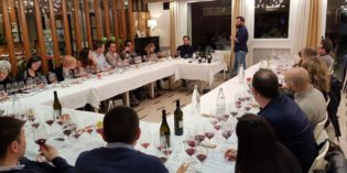 The Social Wine, viaggio tra vini locali e internazionali alla cieca. L’Associazione Vivabacco, con la collaborazione dell’Hotel Europa, organizza a Desenzano una serie di degustazioni aperte a tutti gli appassionati.