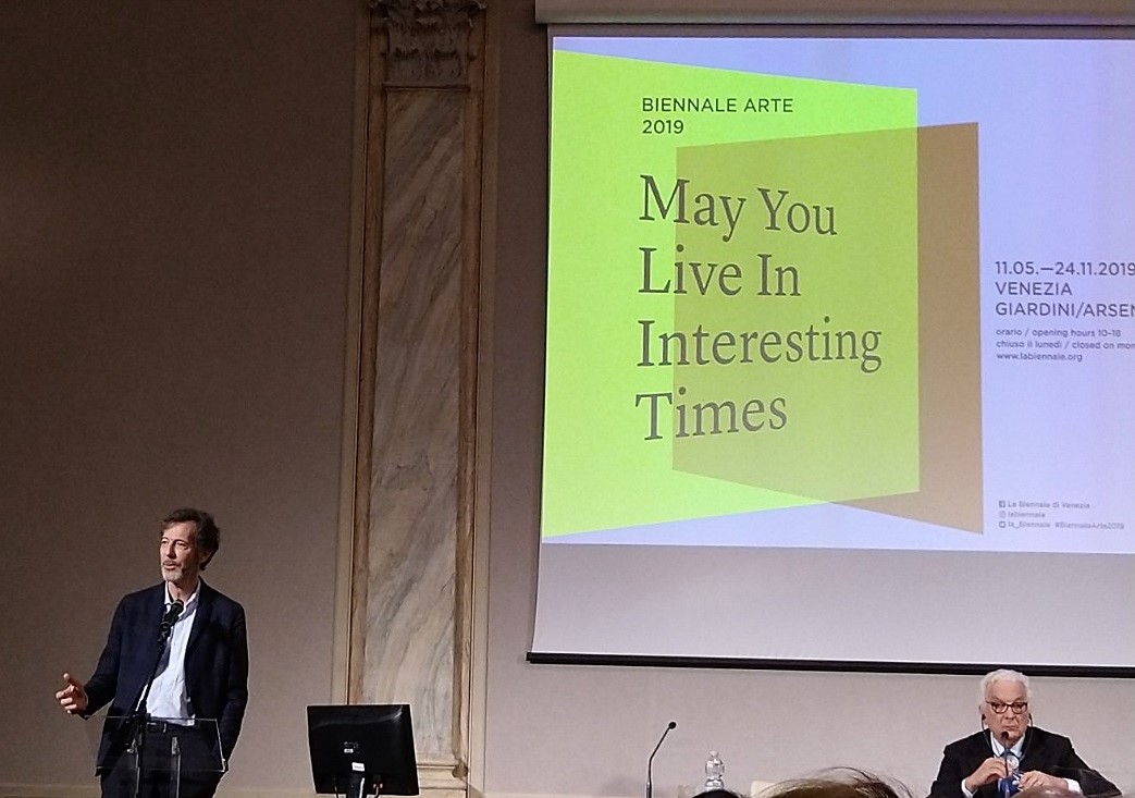 Il curatore Ralph Rugoff e il presidente Paolo Baratta alla conferenza stampa della 58esima edizione della Esposizione Internazionale d'Arte di Venezia. (Courtesy Martina Cappellesso, Non Solo Cinema)