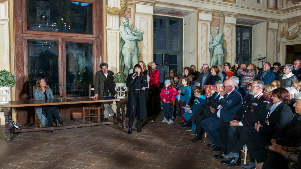 presentazione bottiglia olio extravergine di oliva riserva 2019