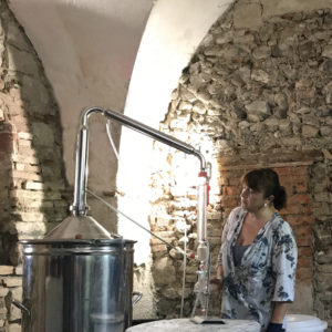 Officina delle Erbe del Garda: distillazione erbe aromatiche