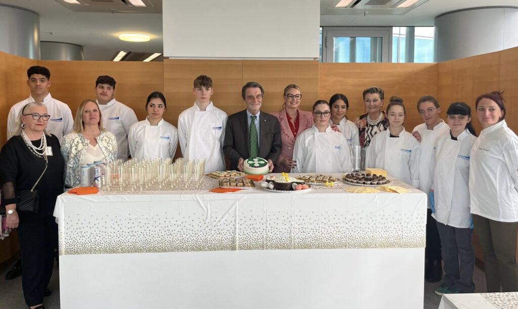 Alunni del Corso di pasticceria con la docente Giada Farina e la Direttrice Anna Maria Gandolfi in Regione Lombardia con il Presidente Fontana e l’Assessore Simona Tironi per gli auguri di buona Pasqua alla Giunta Regionale.