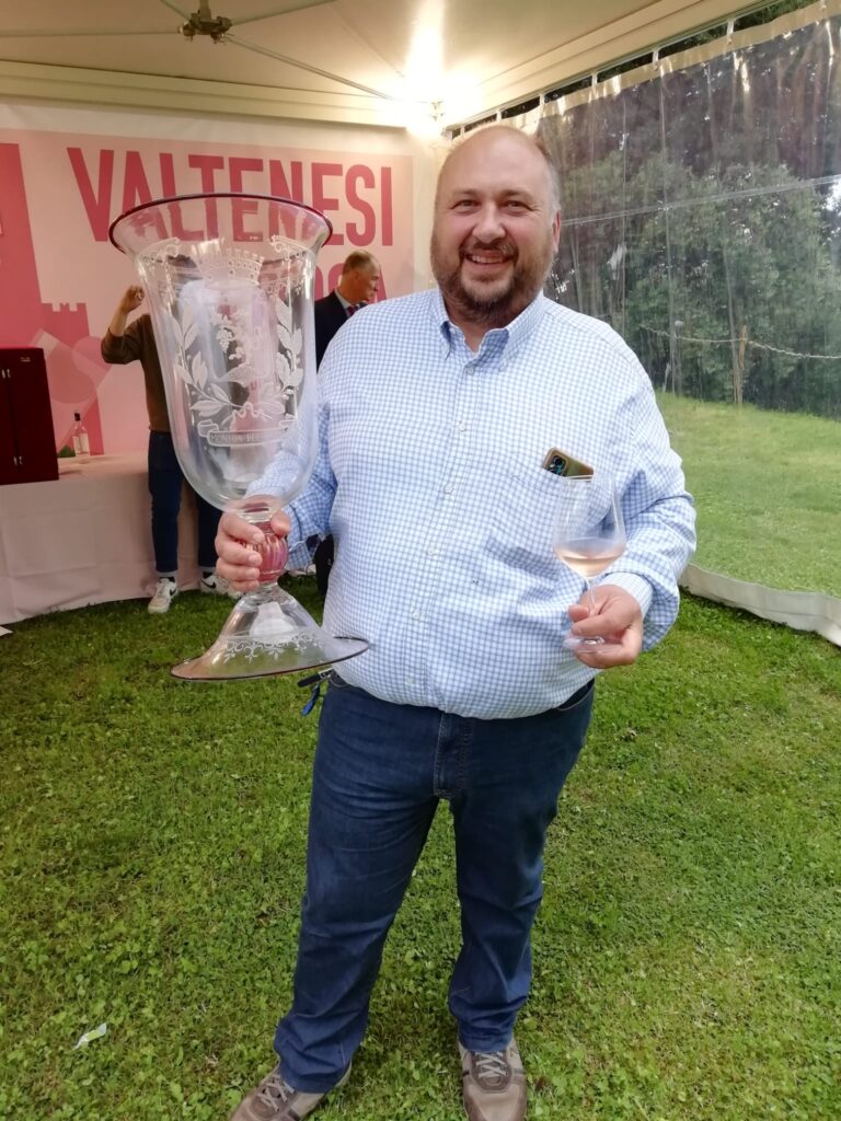 Stefano Pietta con il Trofeo Molmenti